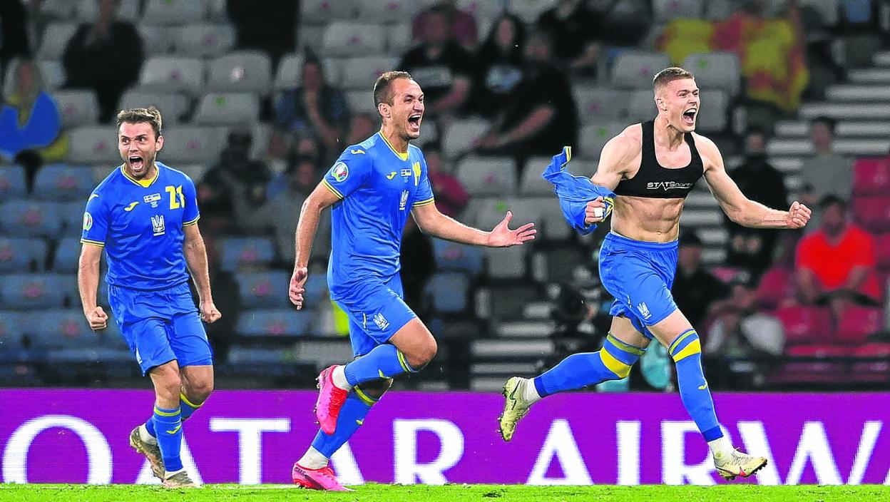 Artem Dovbyk, sin camiseta, celebra el gol que dio el pase a los cuartos de final a Ucrania ayer en Glasgow frente a Suecia. 