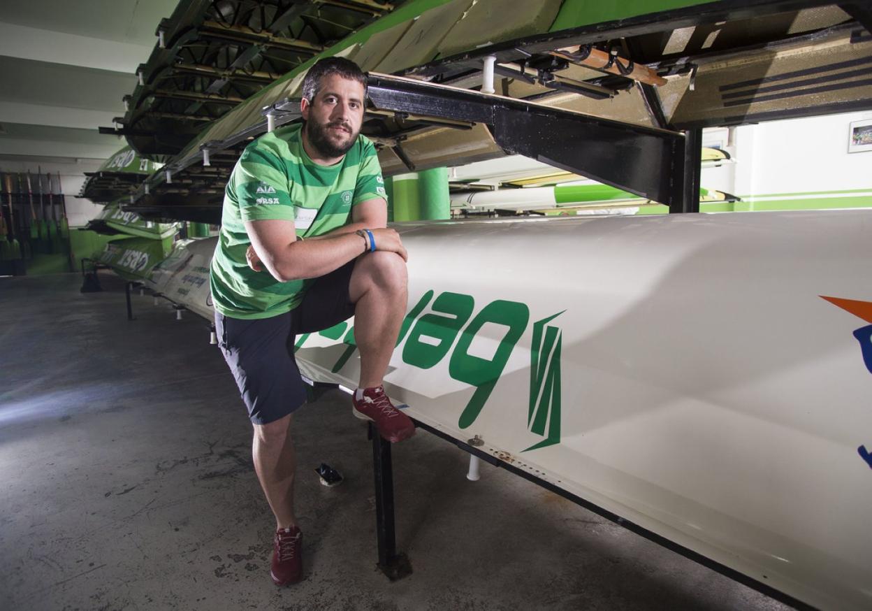 Cortés junto a la trainera blanca con que competirán este año, cedida por el club de remo de Badalona. 
