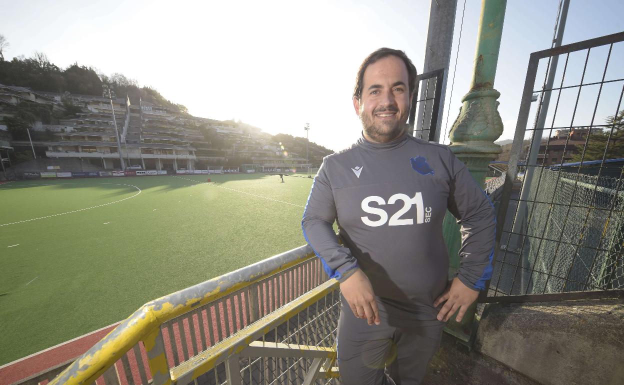 Jorge Pérez posa en Bera Bera con la equipación de la Real. Ahora vestirá con la del Atlético. 