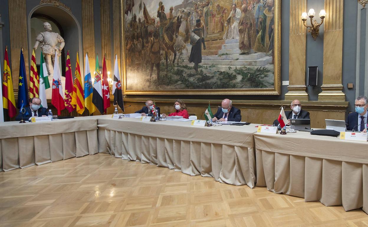 Gotzone Sagardui, de rojo, durante la reunión del Consejo Interterritorial celebrada en el Senado. 