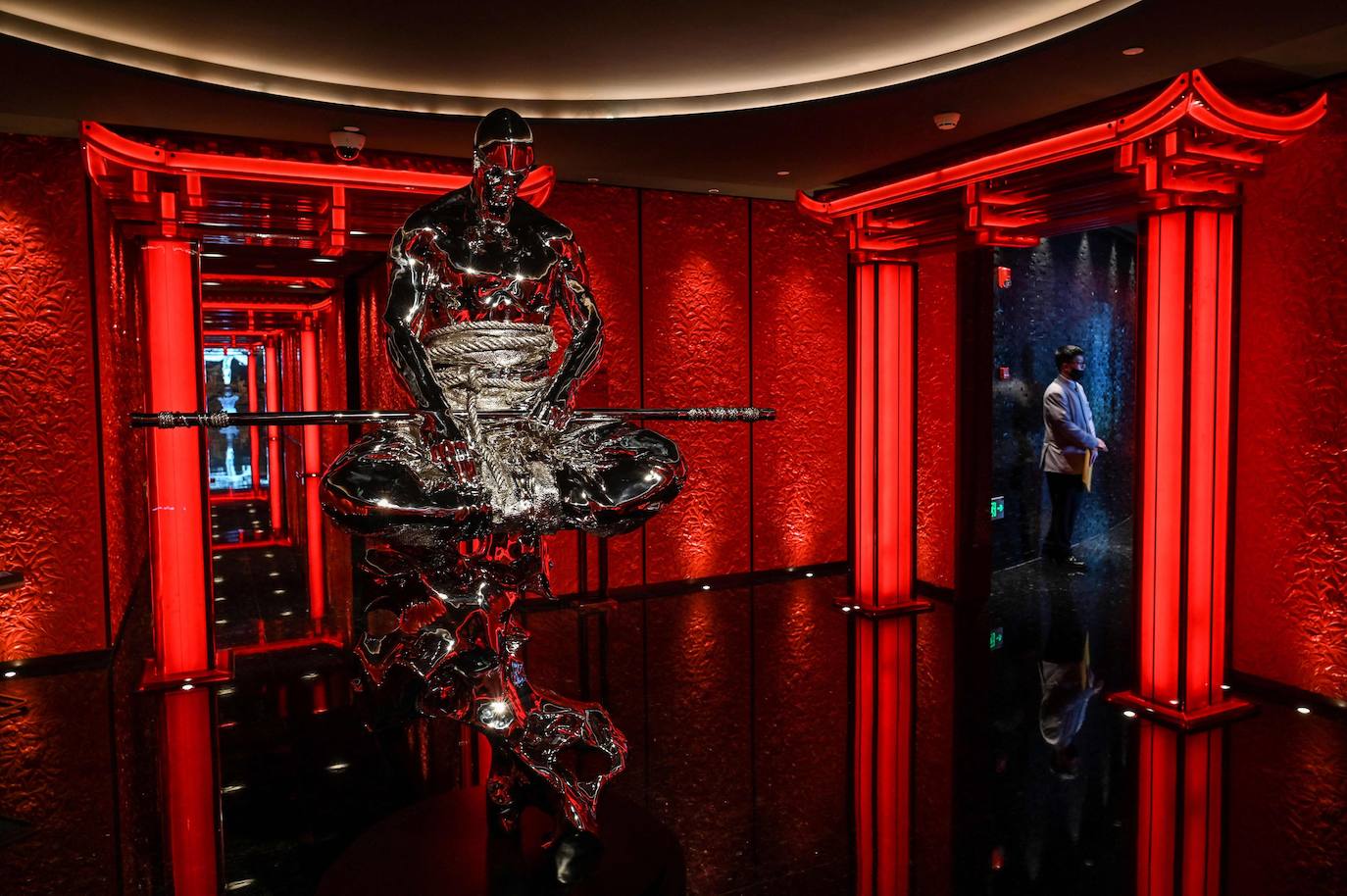 Se sitúa en la cima de la Torre de Shanghái, que culmina a 632 metros en la capital económica china. El hotel de lujo ocupa los últimos pisos de este rascacielos de 128 plantas, el segundo más alto del planeta después de la Burj Khalifa (828 m) en Dubai. El 'J Hotel' cuenta con 165 habitaciones, algunas de ellas a precios vertiginosos, como una suite con candelabros de cristal y sauna que cuesta 67.000 yuanes (10.300 dólares) una noche de sábado. El restaurante situado en el piso 120 y la piscina en la planta 88 son algunos de los principales atractivos de este hotel, cuya apertura se retrasó por la crisis sanitaria.