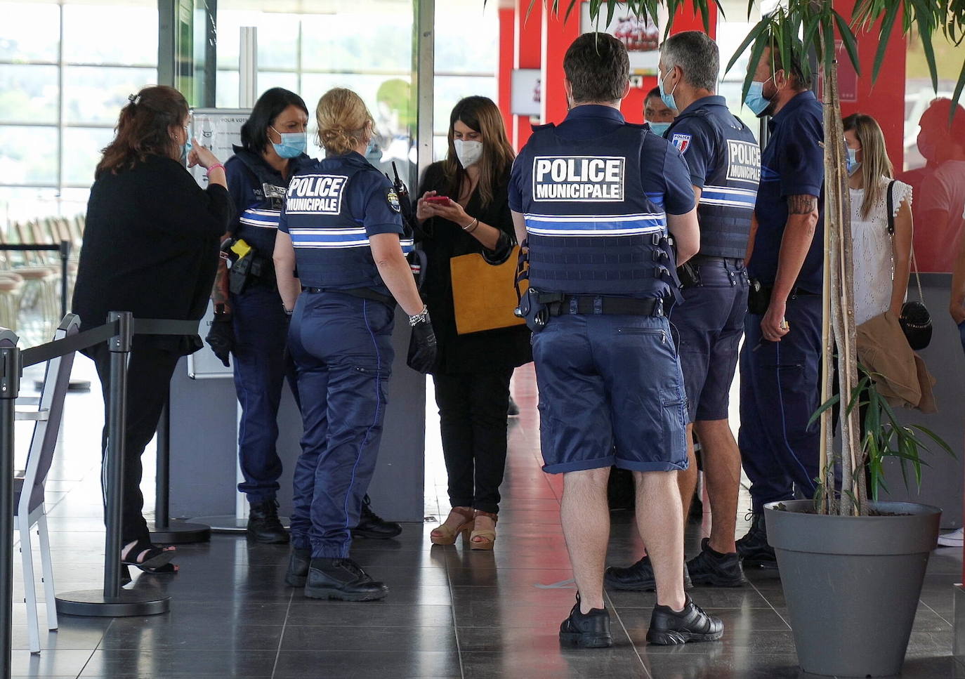 Policías identifican a una mujer en el vacunódromo de Biarritz.