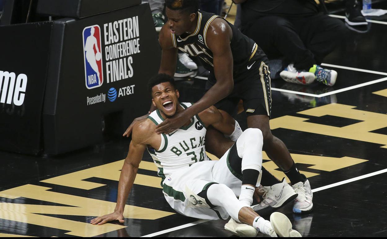 Giannis Antetokounmpo se lesionó la rodilla izquierda ante los Hawks y tuvo que abandonar la pista con serios signos de dolor.