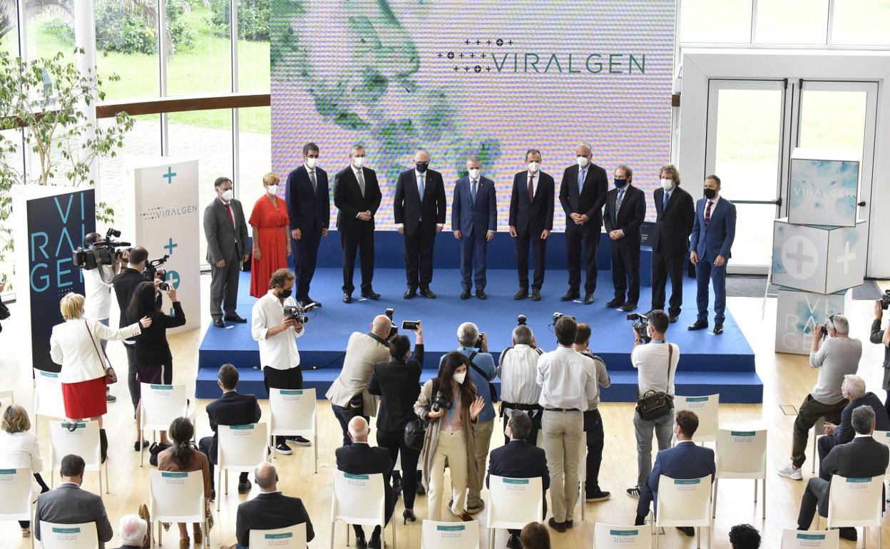 Las autoridades y los directivos de Bayer y Viralgen posaron juntos en el Auditorio de Miramón.