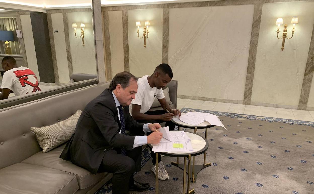 Aperribay e Isak, durante la firma del contrato en un hotel de Estocolmo. 