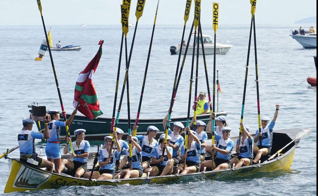 Las remeras de Orio alzan los remos tras ganar en Zarautz en la pasada temporada. 