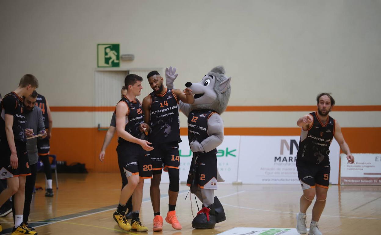 Jugadores del Juaristi Iraurgi en la ida de la final de ascenso. 