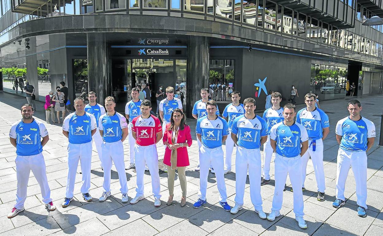 Los pelotaris participantes en la feria de San Fermín, ayer en la presentación de Pamplona. 