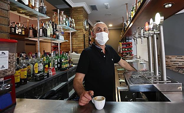 Antonio Paco, en la barra del bar.