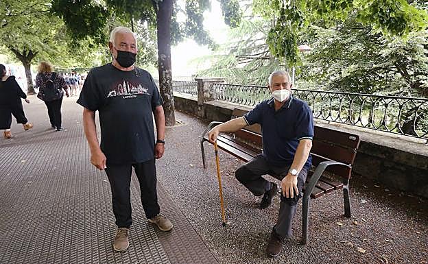 Joaquín González y Bautista Ginés, en el Paseo de los Tilos.