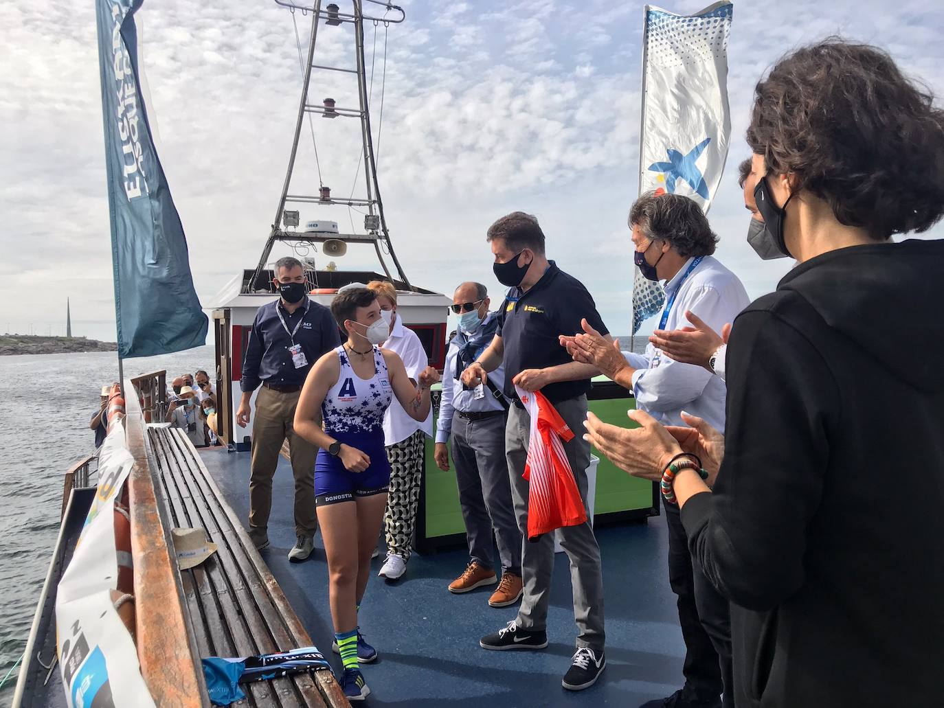 La patrona de Arraun Lagunak, Andrea Astudillo, recoge el mailot de líder de la Liga.