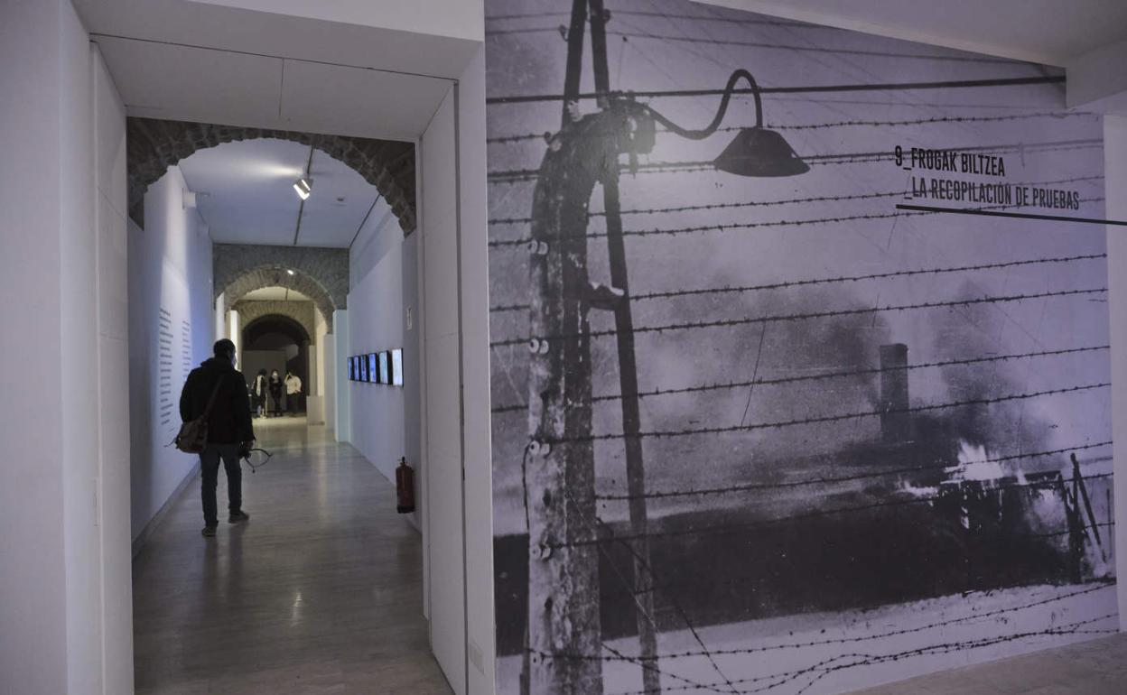 Una vista de la muestra 'Seeing Auschwitz' en la sala de exposiciones del Koldo Mitxelena.