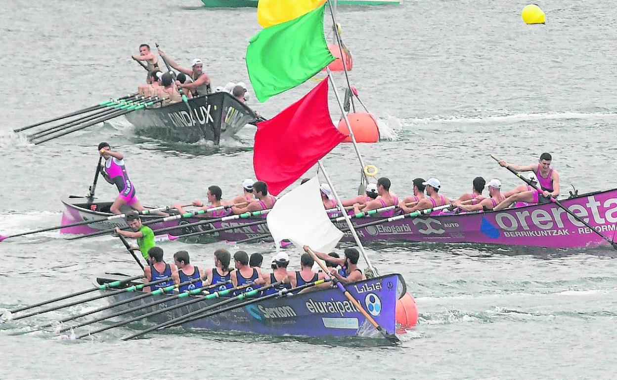 San Juan sale de una ciaboga por delante de San Pedro y Getaria, ayer en Donibane Lohizune.