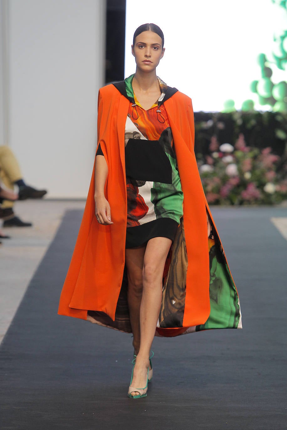 Bombers, sudaderas, camiseros, pantalones, faldas y camisetas se combinan de forma ecléctica en las propuestas de Isabel Zapardiez para afrontar los eventos de verano con garantías. La fusión es predominante también en los tejidos, que abarcan un amplio espectro. Se pueden ver satenes de seda natural, gasas, brocados y otros hilos tradicionales, pero también materiales sacados de su contexto, como el plástico de burbujas reciclado con el que la diseñadora confecciona piezas muy singulares. ¿Y la explosión y mezcla de colores? Todo un espectáculo. Inspírate gracias a la selección de propuestas presentada por la donostiarra en Oviedo