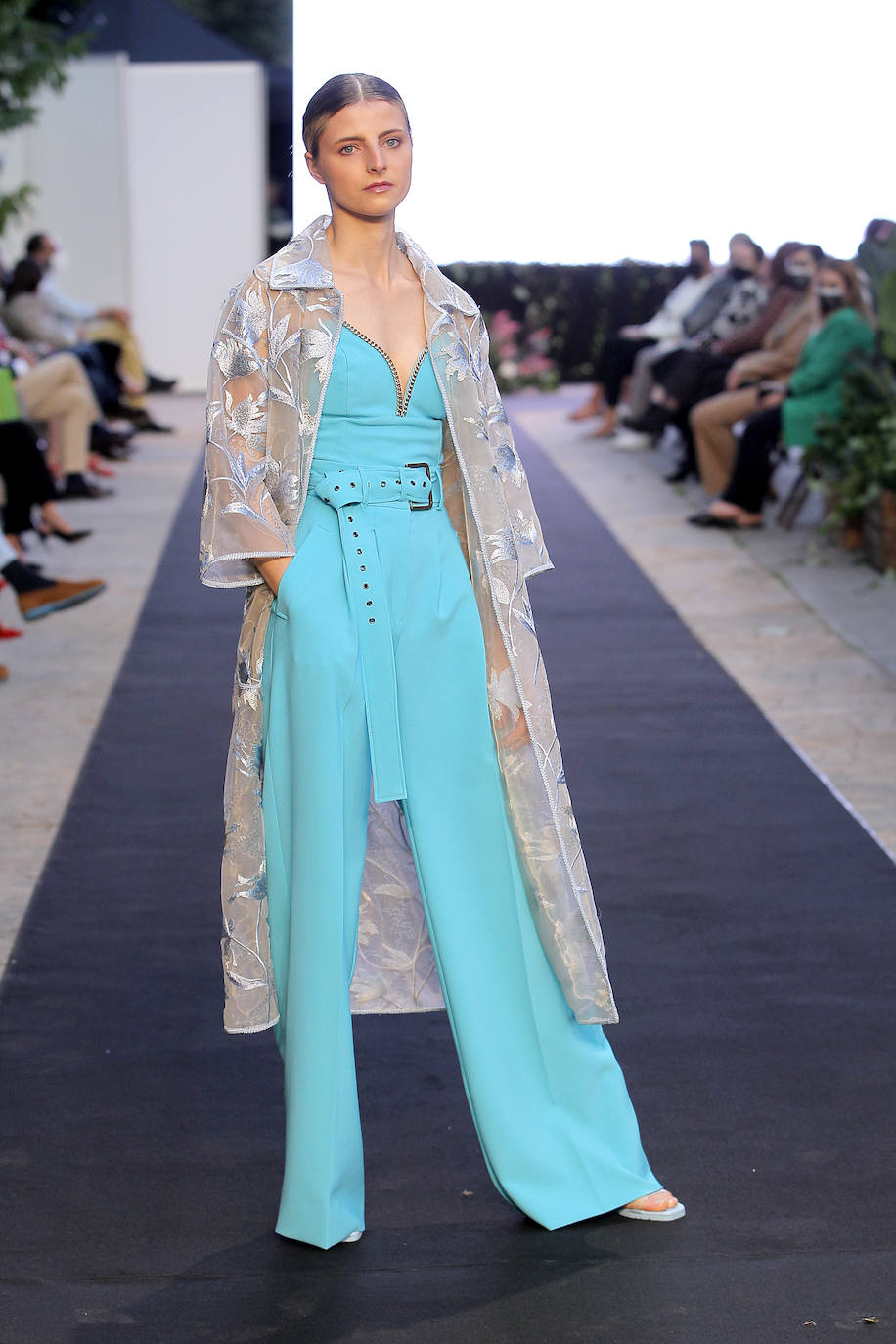 Bombers, sudaderas, camiseros, pantalones, faldas y camisetas se combinan de forma ecléctica en las propuestas de Isabel Zapardiez para afrontar los eventos de verano con garantías. La fusión es predominante también en los tejidos, que abarcan un amplio espectro. Se pueden ver satenes de seda natural, gasas, brocados y otros hilos tradicionales, pero también materiales sacados de su contexto, como el plástico de burbujas reciclado con el que la diseñadora confecciona piezas muy singulares. ¿Y la explosión y mezcla de colores? Todo un espectáculo. Inspírate gracias a la selección de propuestas presentada por la donostiarra en Oviedo