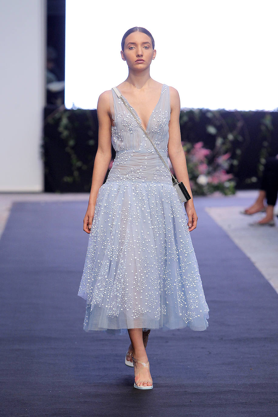 Bombers, sudaderas, camiseros, pantalones, faldas y camisetas se combinan de forma ecléctica en las propuestas de Isabel Zapardiez para afrontar los eventos de verano con garantías. La fusión es predominante también en los tejidos, que abarcan un amplio espectro. Se pueden ver satenes de seda natural, gasas, brocados y otros hilos tradicionales, pero también materiales sacados de su contexto, como el plástico de burbujas reciclado con el que la diseñadora confecciona piezas muy singulares. ¿Y la explosión y mezcla de colores? Todo un espectáculo. Inspírate gracias a la selección de propuestas presentada por la donostiarra en Oviedo