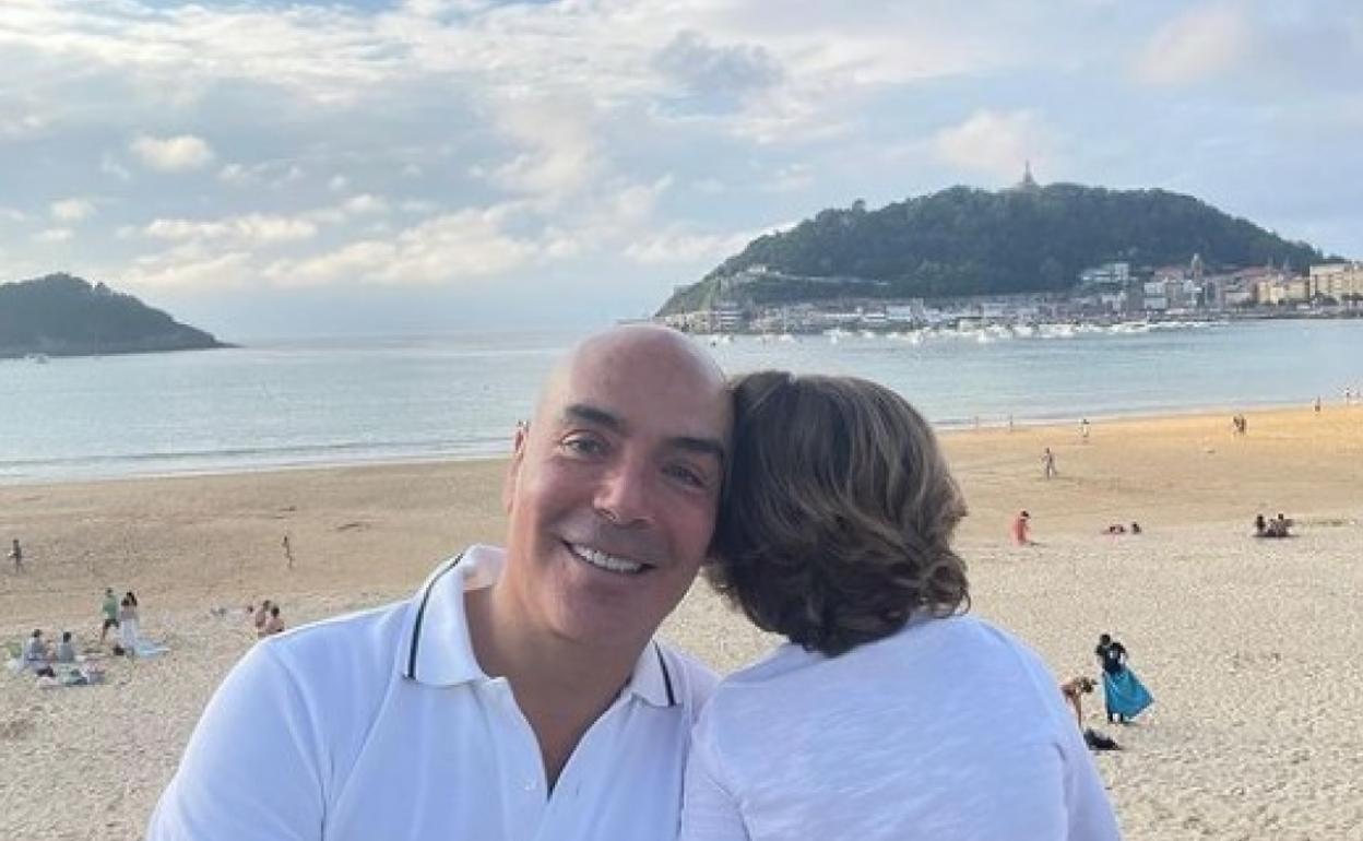 Kike Sarasola en una fotografía con su hijo Enrique, con la bahía de la Concha de fondo.