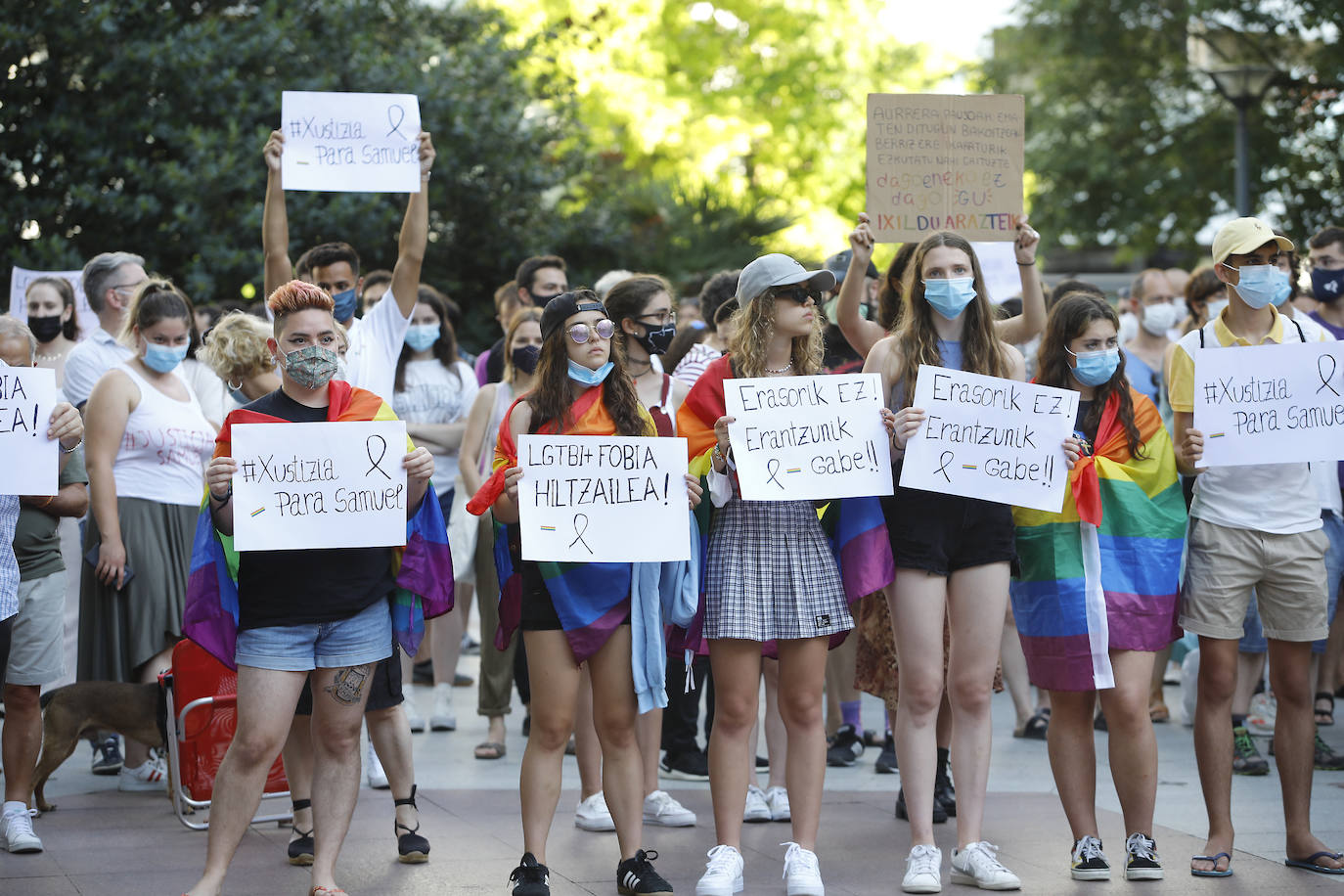 Decenas de personas se han concentrado a partir de las 20 horas de este lunes en el Boulevard de San Sebastián para condenar el asesinato homófobo de un joven en A Coruña.