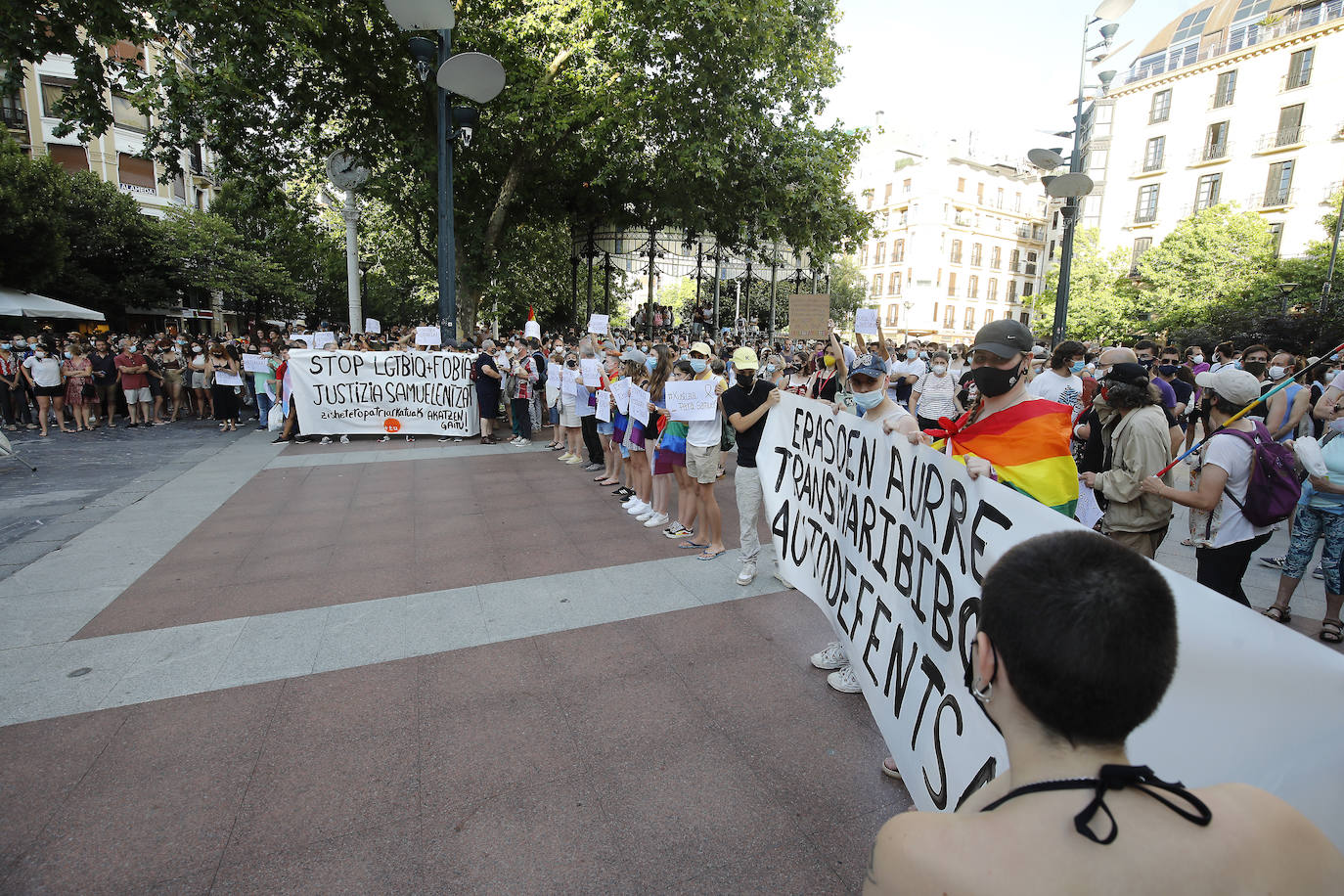 Decenas de personas se han concentrado a partir de las 20 horas de este lunes en el Boulevard de San Sebastián para condenar el asesinato homófobo de un joven en A Coruña.