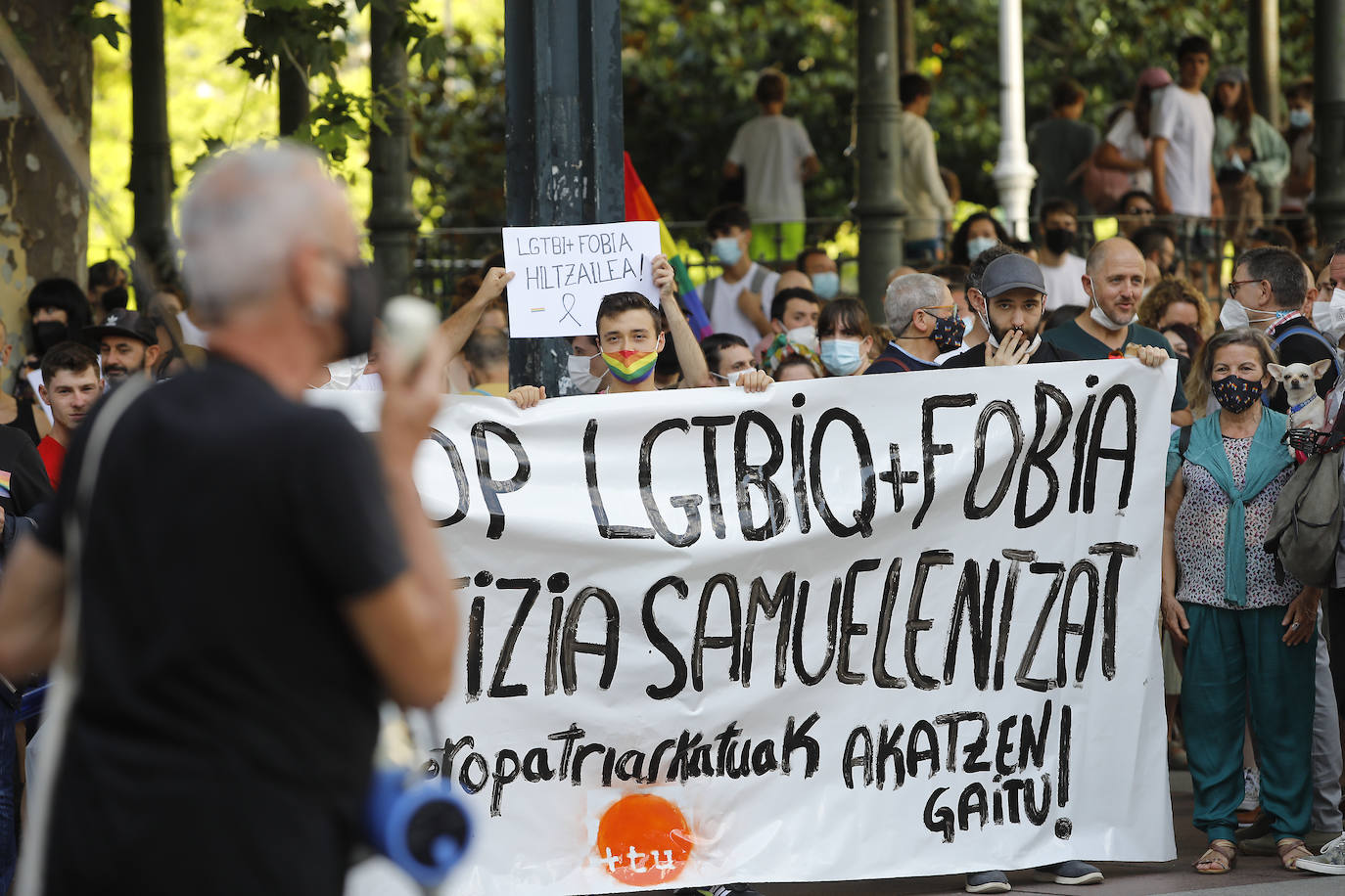 Decenas de personas se han concentrado a partir de las 20 horas de este lunes en el Boulevard de San Sebastián para condenar el asesinato homófobo de un joven en A Coruña.