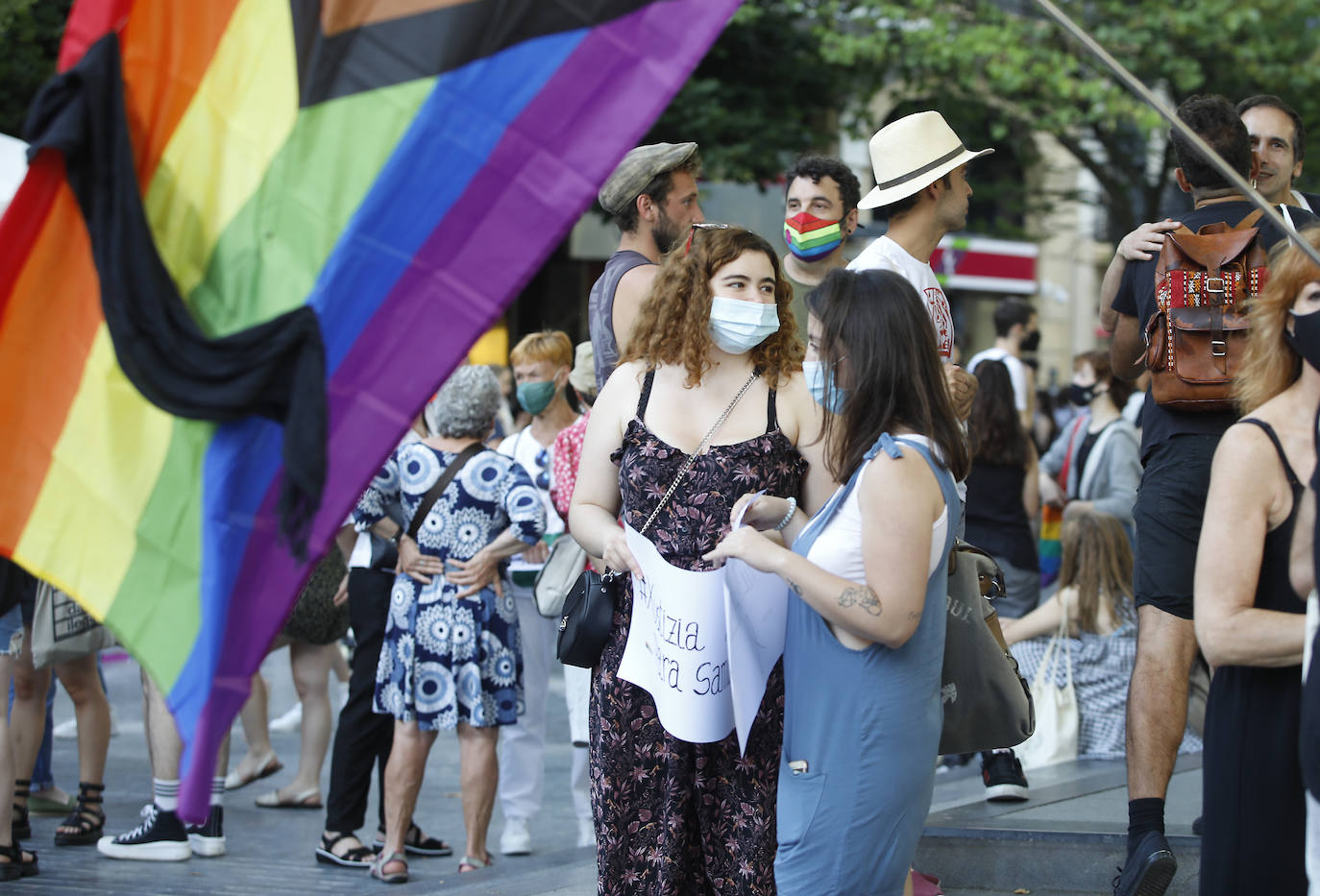 Decenas de personas se han concentrado a partir de las 20 horas de este lunes en el Boulevard de San Sebastián para condenar el asesinato homófobo de un joven en A Coruña.