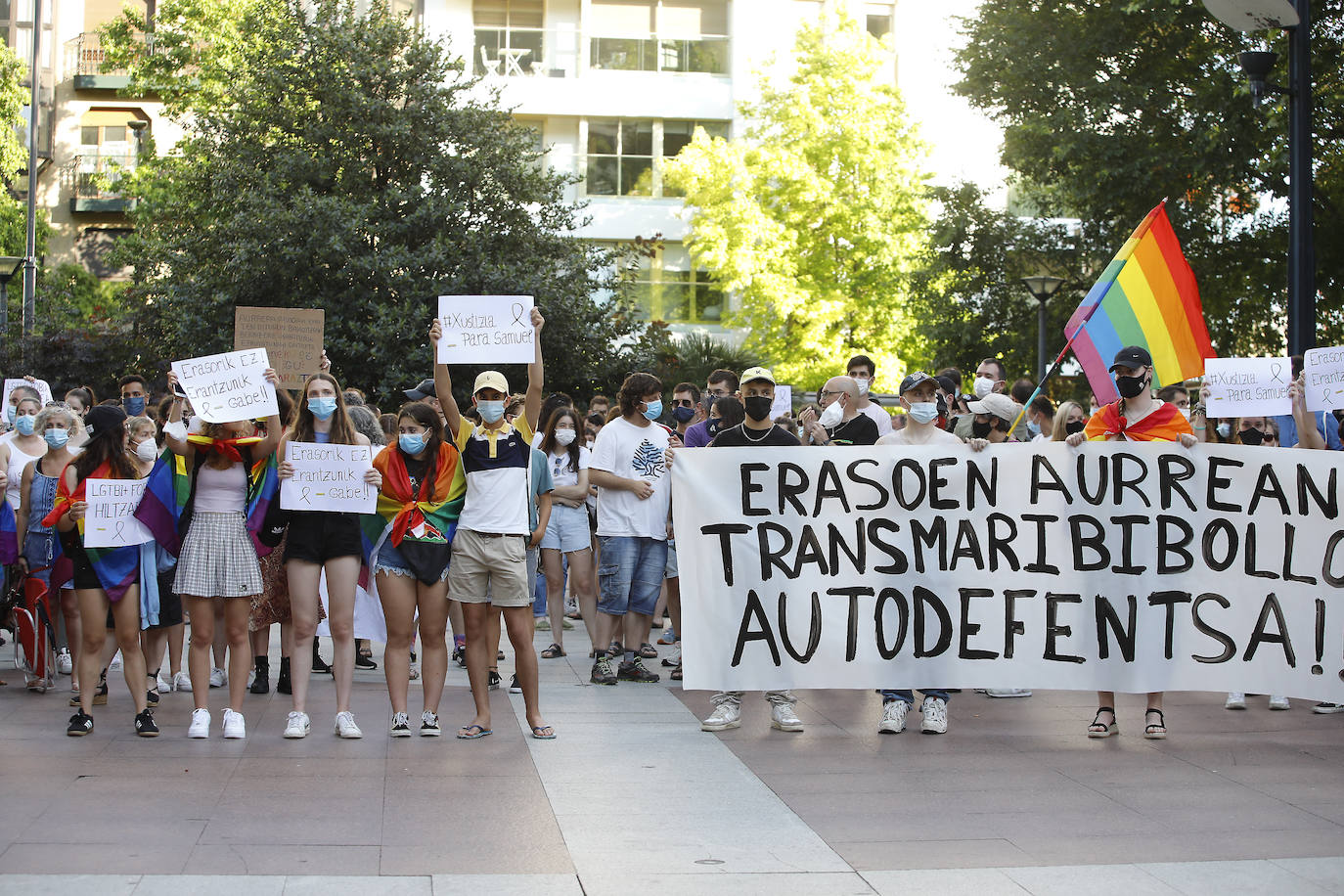 Decenas de personas se han concentrado a partir de las 20 horas de este lunes en el Boulevard de San Sebastián para condenar el asesinato homófobo de un joven en A Coruña.