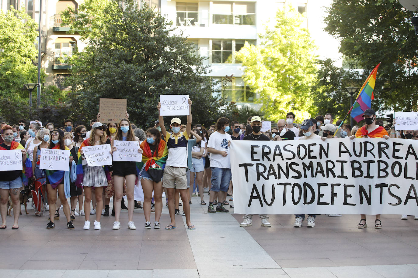 Decenas de personas se han concentrado a partir de las 20 horas de este lunes en el Boulevard de San Sebastián para condenar el asesinato homófobo de un joven en A Coruña.