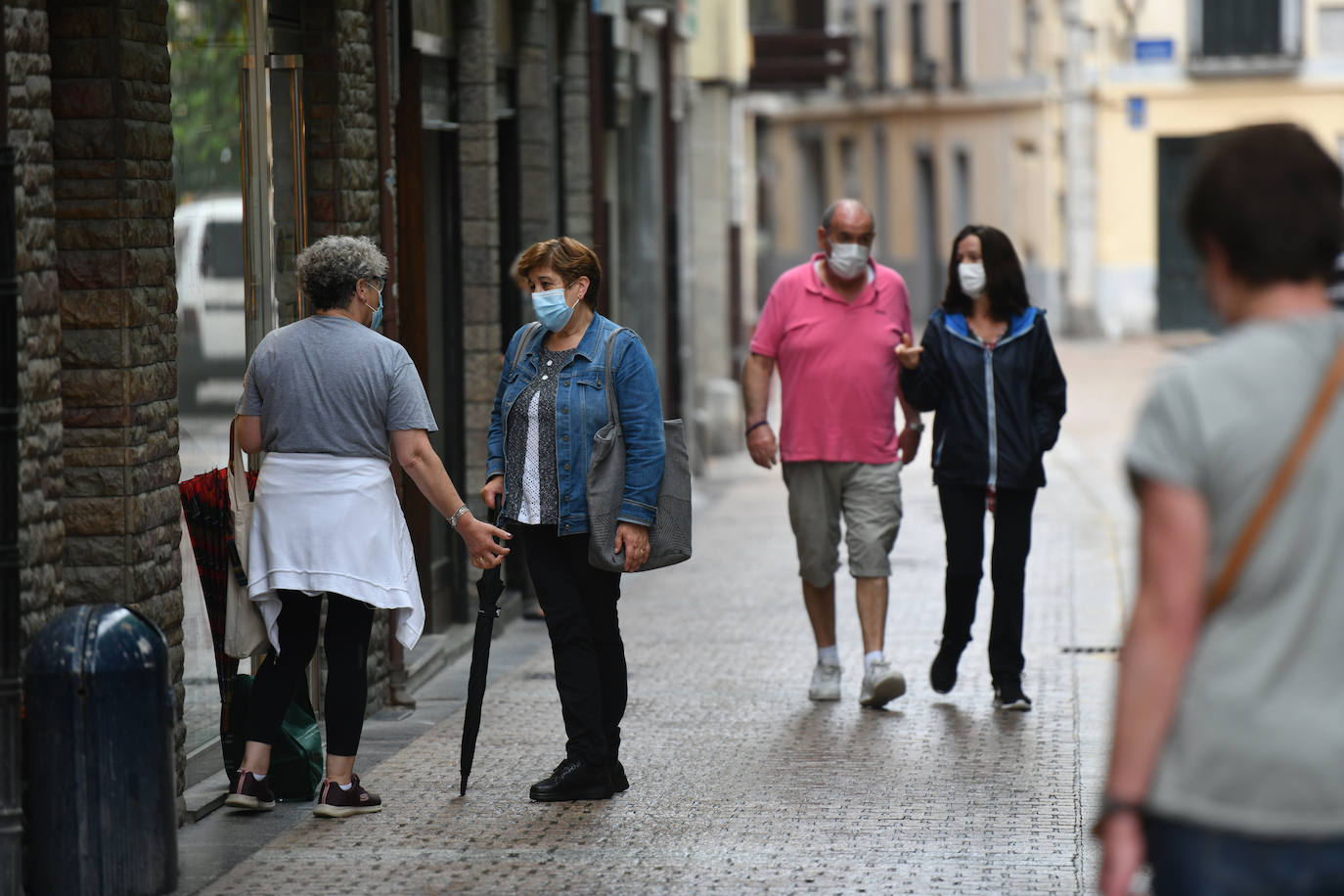 Los vecinos de Deba siguen con su día a día gris y lluvioso después de vivir varios días de altas temperaturas 