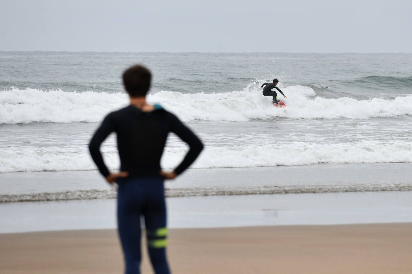 Los vecinos de Deba siguen con su día a día gris y lluvioso después de vivir varios días de altas temperaturas 