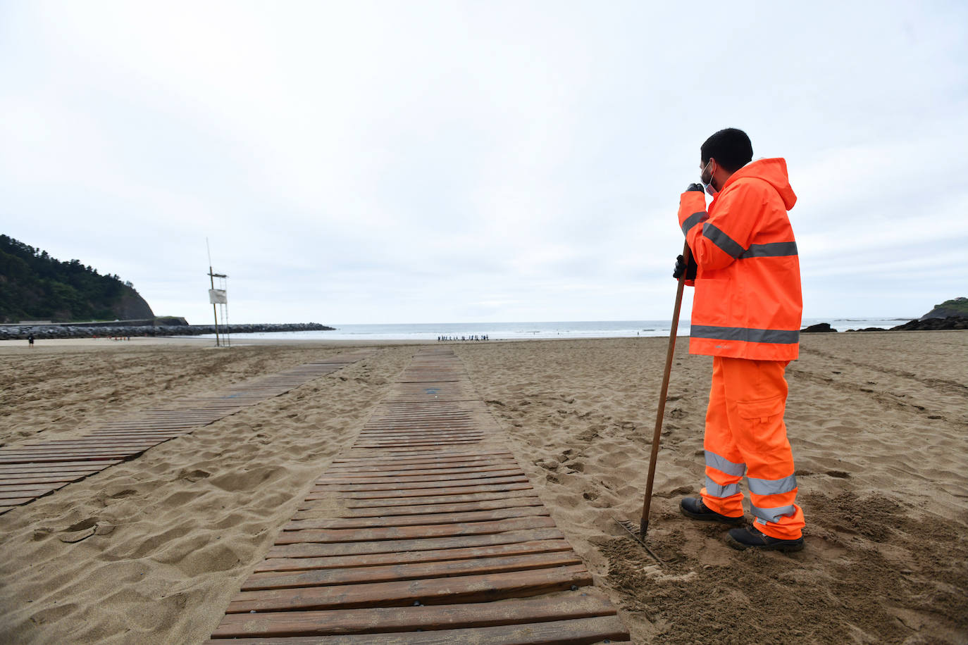 Los vecinos de Deba siguen con su día a día gris y lluvioso después de vivir varios días de altas temperaturas 
