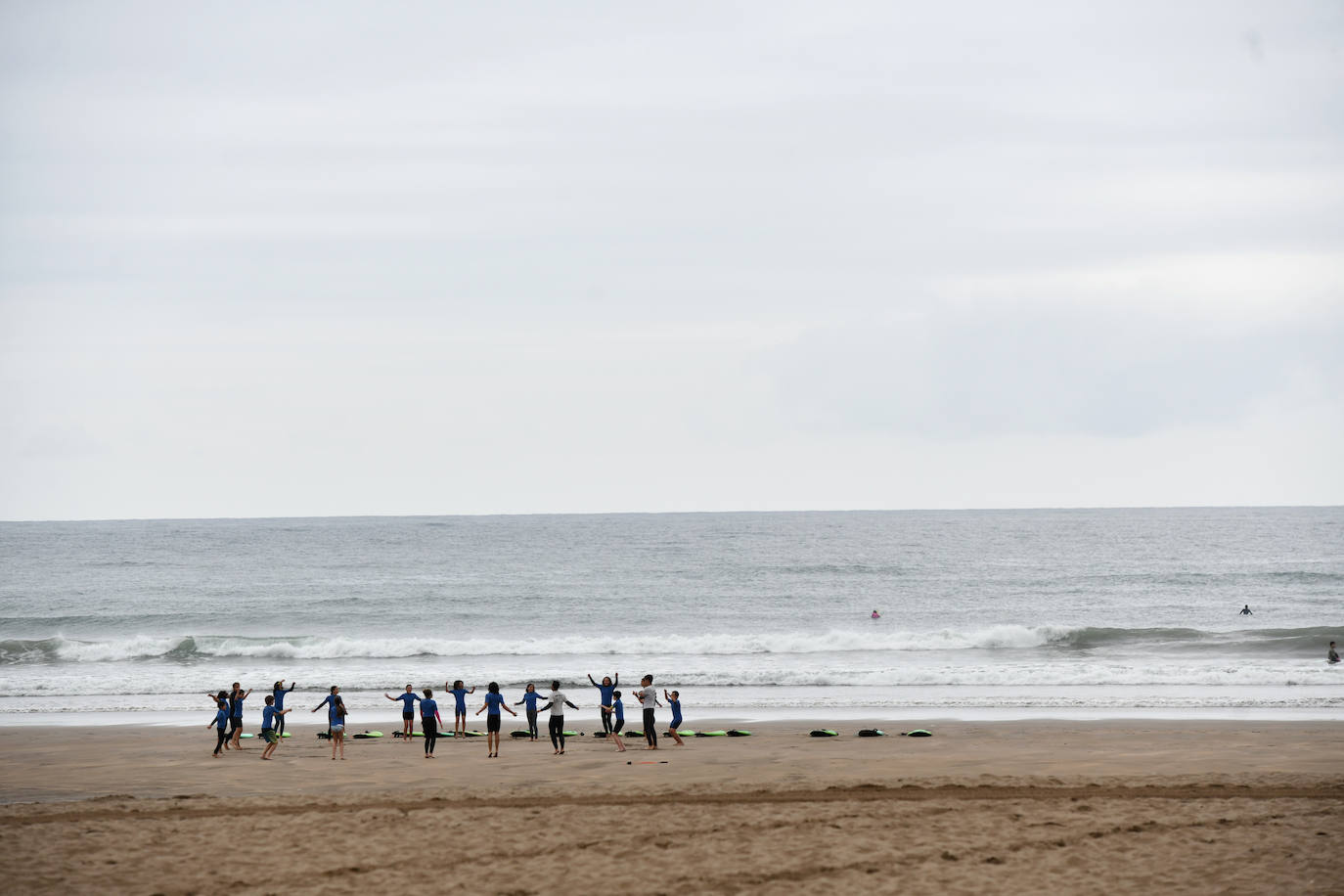 Los vecinos de Deba siguen con su día a día gris y lluvioso después de vivir varios días de altas temperaturas 