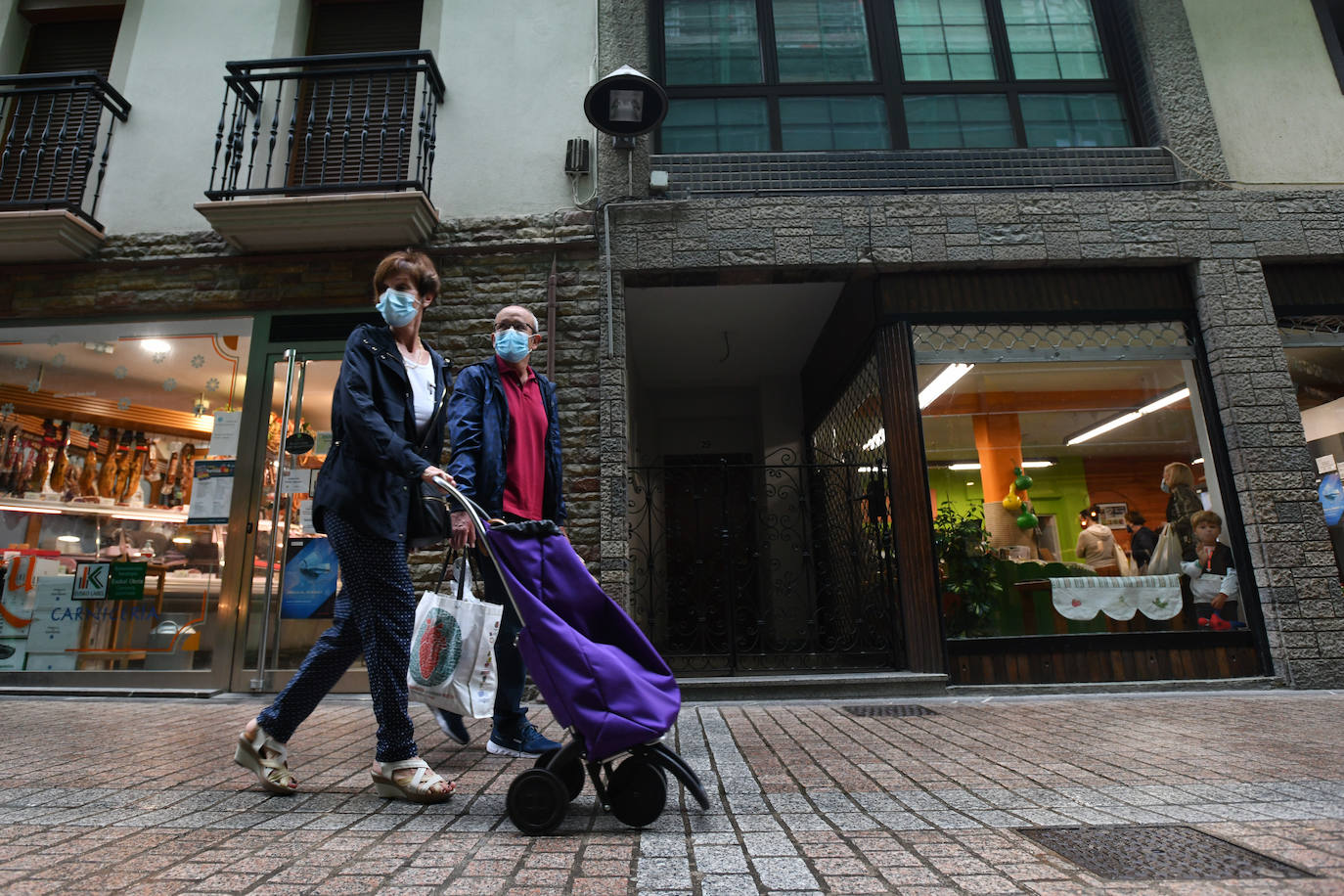 Los vecinos de Deba siguen con su día a día gris y lluvioso después de vivir varios días de altas temperaturas 