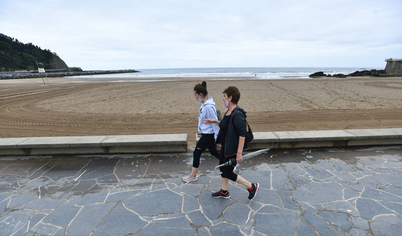Los vecinos de Deba siguen con su día a día gris y lluvioso después de vivir varios días de altas temperaturas 