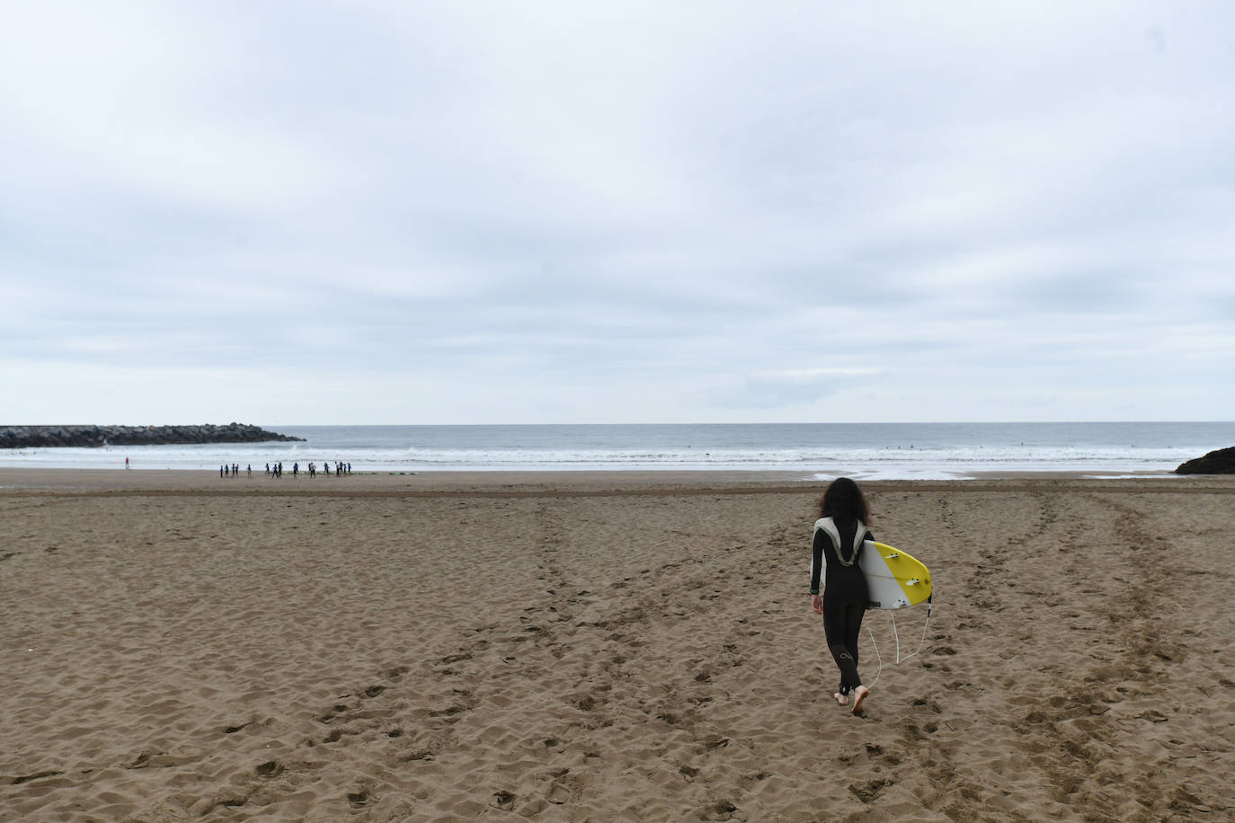 Los vecinos de Deba siguen con su día a día gris y lluvioso después de vivir varios días de altas temperaturas 