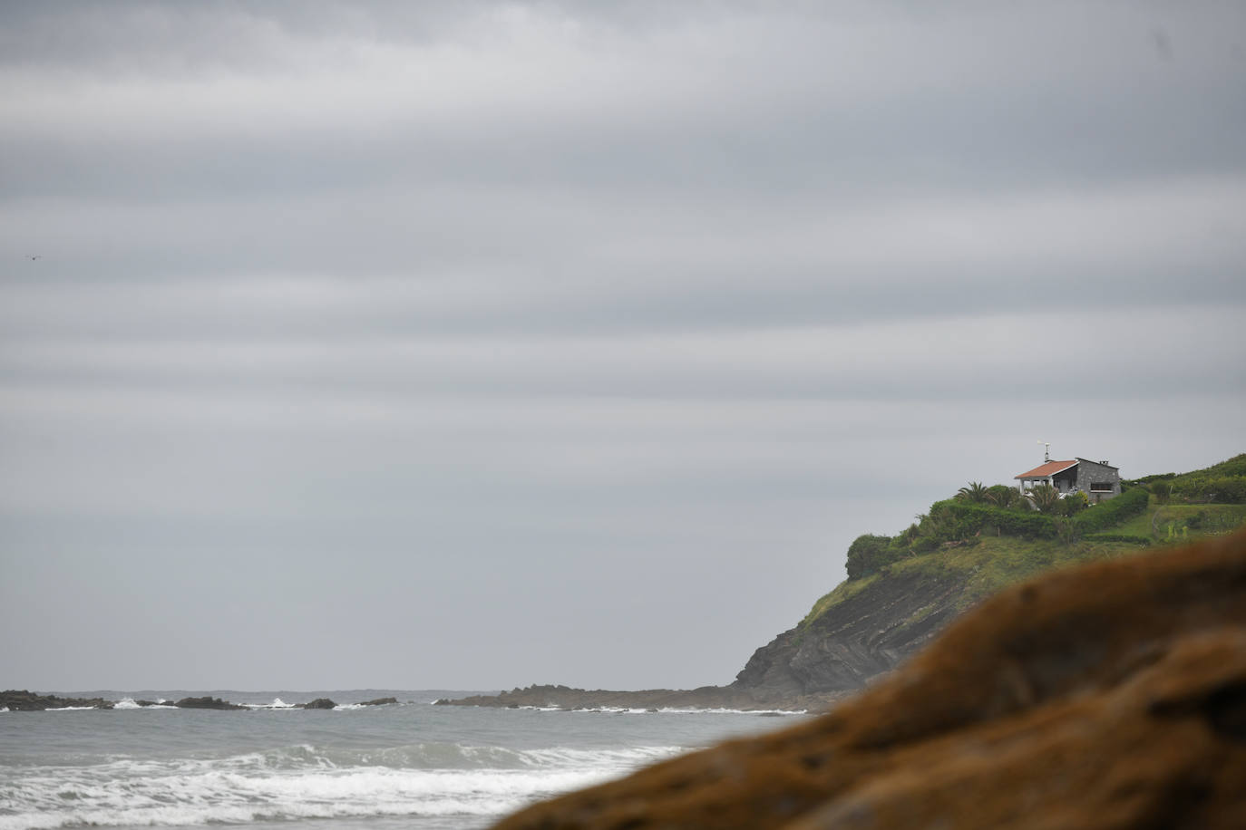 Los vecinos de Deba siguen con su día a día gris y lluvioso después de vivir varios días de altas temperaturas 