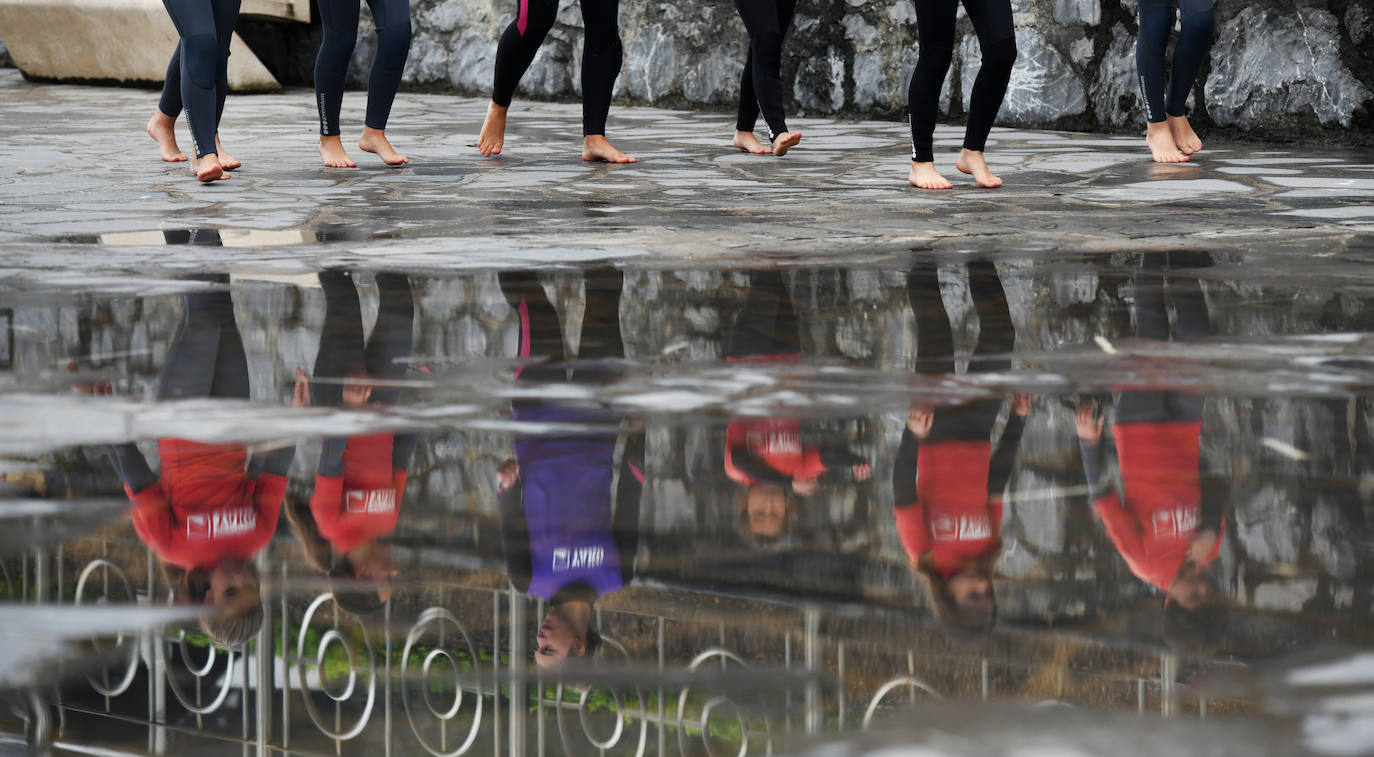 Los vecinos de Deba siguen con su día a día gris y lluvioso después de vivir varios días de altas temperaturas 
