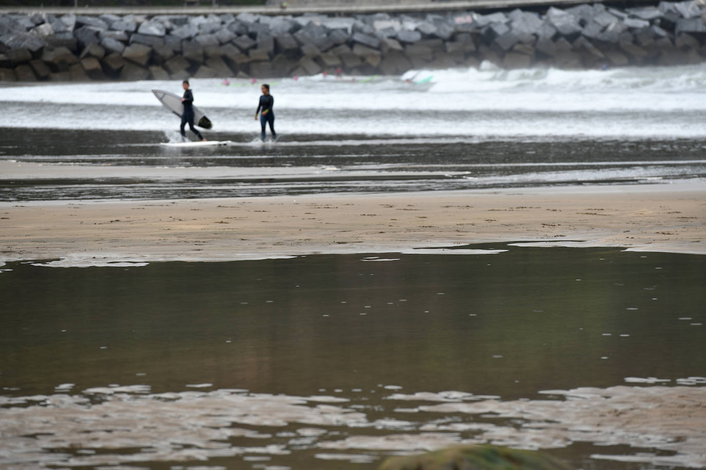 Los vecinos de Deba siguen con su día a día gris y lluvioso después de vivir varios días de altas temperaturas 