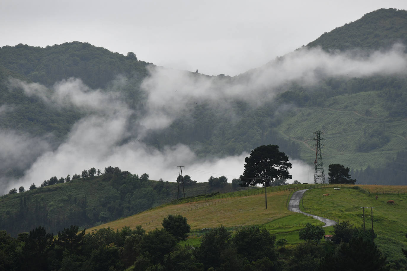 Los vecinos de Deba siguen con su día a día gris y lluvioso después de vivir varios días de altas temperaturas 