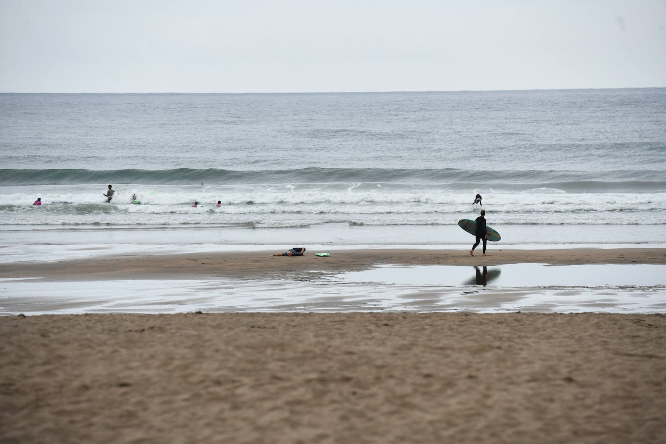 Los vecinos de Deba siguen con su día a día gris y lluvioso después de vivir varios días de altas temperaturas 