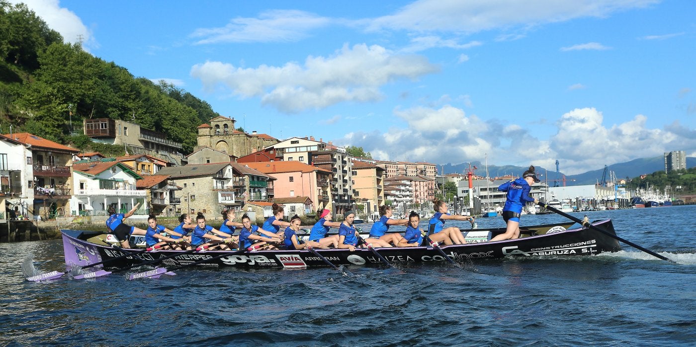 La trainera de Tolosaldea, en el entrenamiento de ayer por la tarde en aguas de Pasaia. 