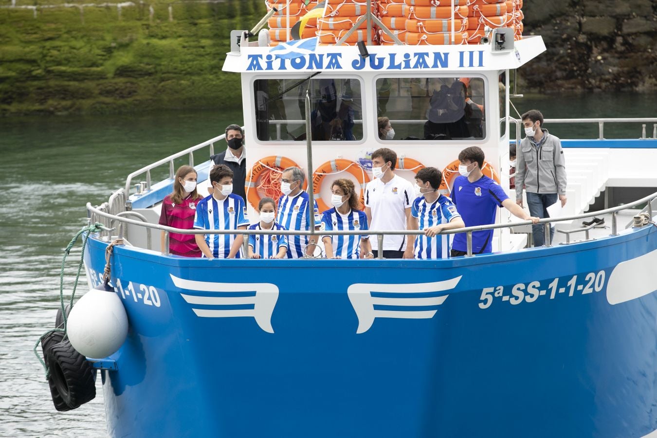 La primera equipación vuelve a contar con sus clásicas franjas blanquiazules, mientras que la segunda es más rompedora de color berenjena.