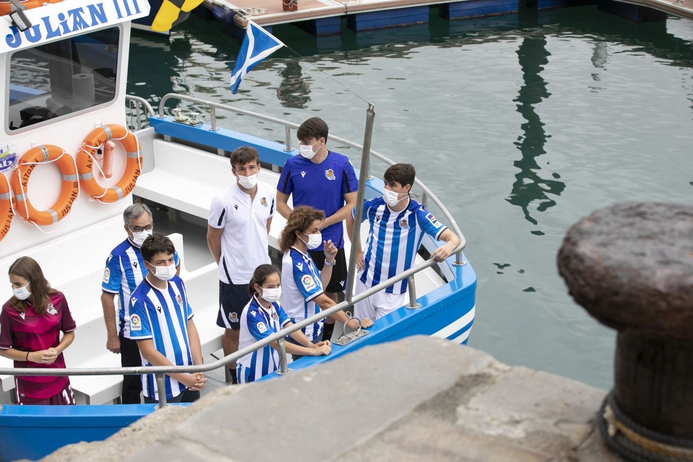 La primera equipación vuelve a contar con sus clásicas franjas blanquiazules, mientras que la segunda es más rompedora de color berenjena.