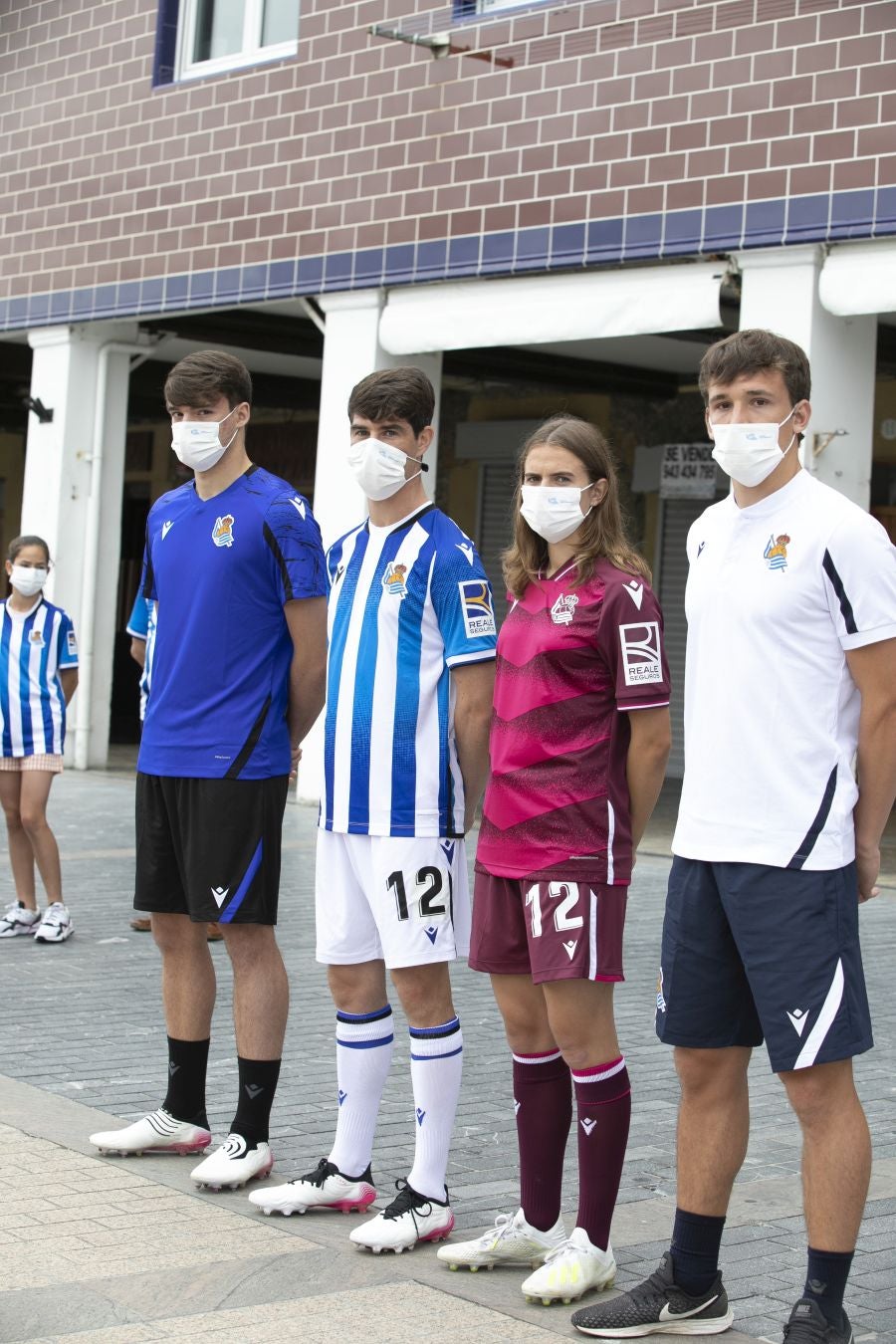 La primera equipación vuelve a contar con sus clásicas franjas blanquiazules, mientras que la segunda es más rompedora de color berenjena.