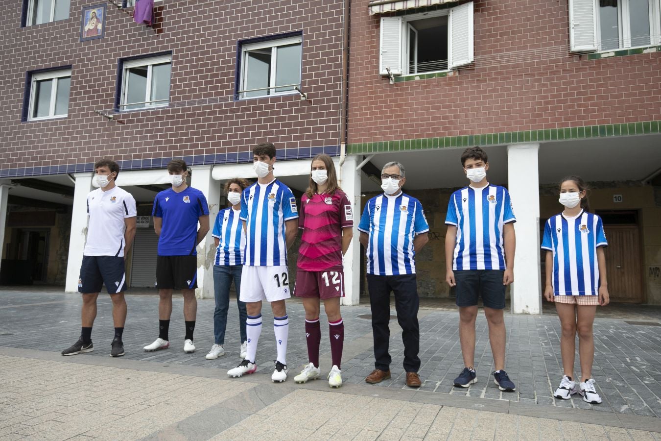 La primera equipación vuelve a contar con sus clásicas franjas blanquiazules, mientras que la segunda es más rompedora de color berenjena.