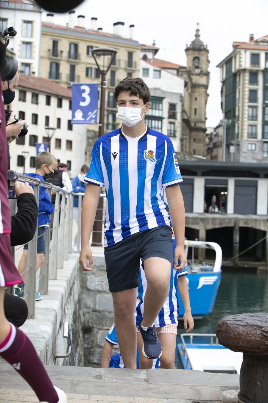 La primera equipación vuelve a contar con sus clásicas franjas blanquiazules, mientras que la segunda es más rompedora de color berenjena.