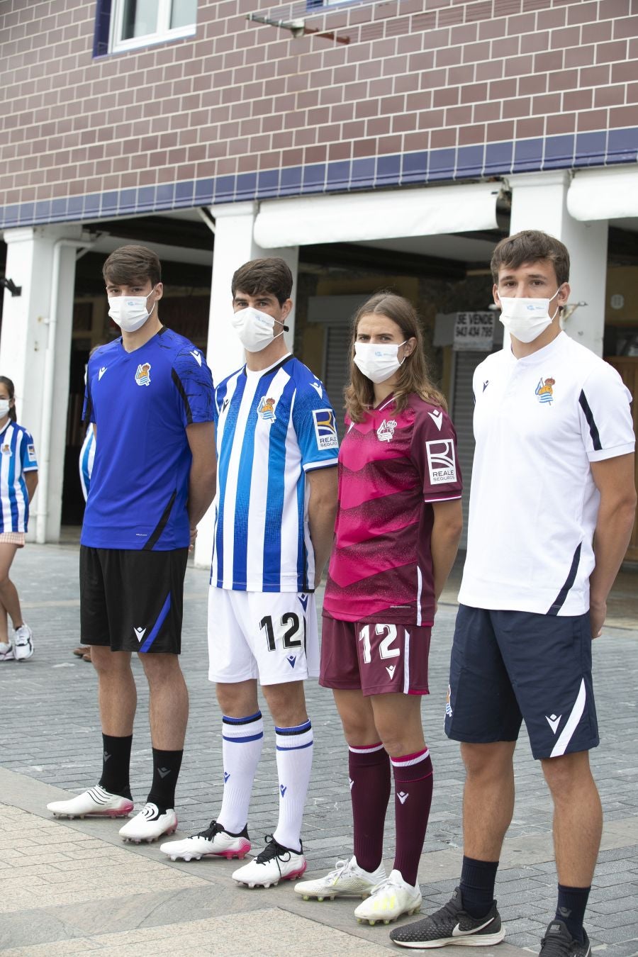 La primera equipación vuelve a contar con sus clásicas franjas blanquiazules, mientras que la segunda es más rompedora de color berenjena.