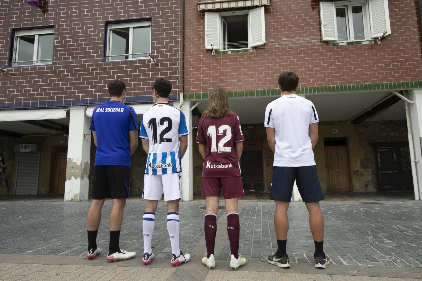 La primera equipación vuelve a contar con sus clásicas franjas blanquiazules, mientras que la segunda es más rompedora de color berenjena.