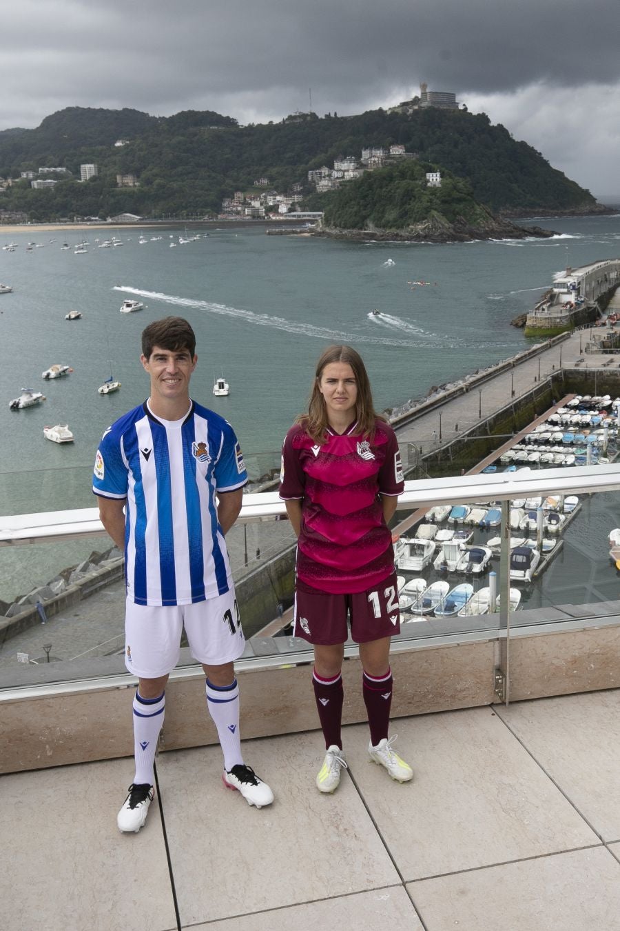 La primera equipación vuelve a contar con sus clásicas franjas blanquiazules, mientras que la segunda es más rompedora de color berenjena.