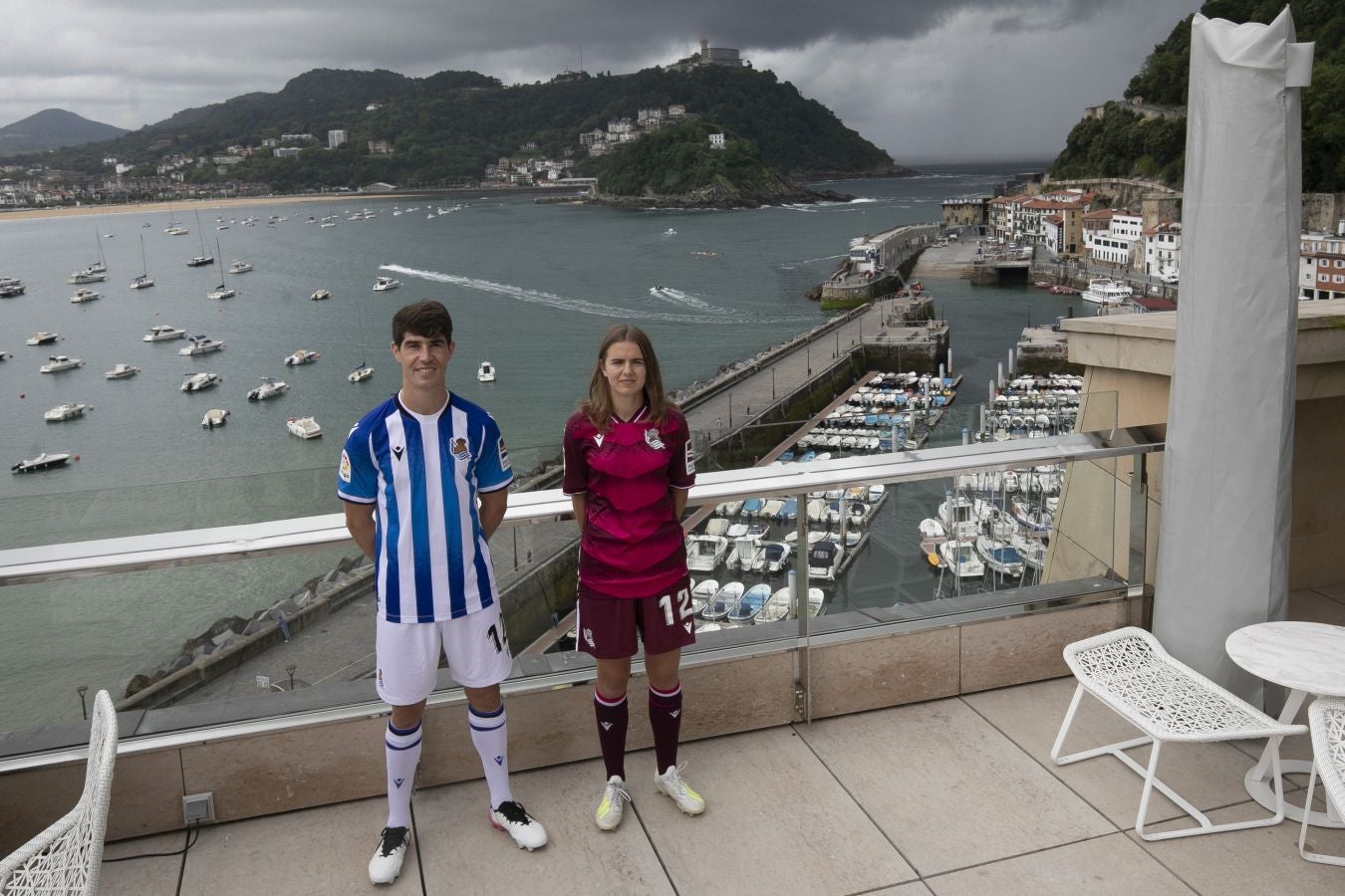 La primera equipación vuelve a contar con sus clásicas franjas blanquiazules, mientras que la segunda es más rompedora de color berenjena.