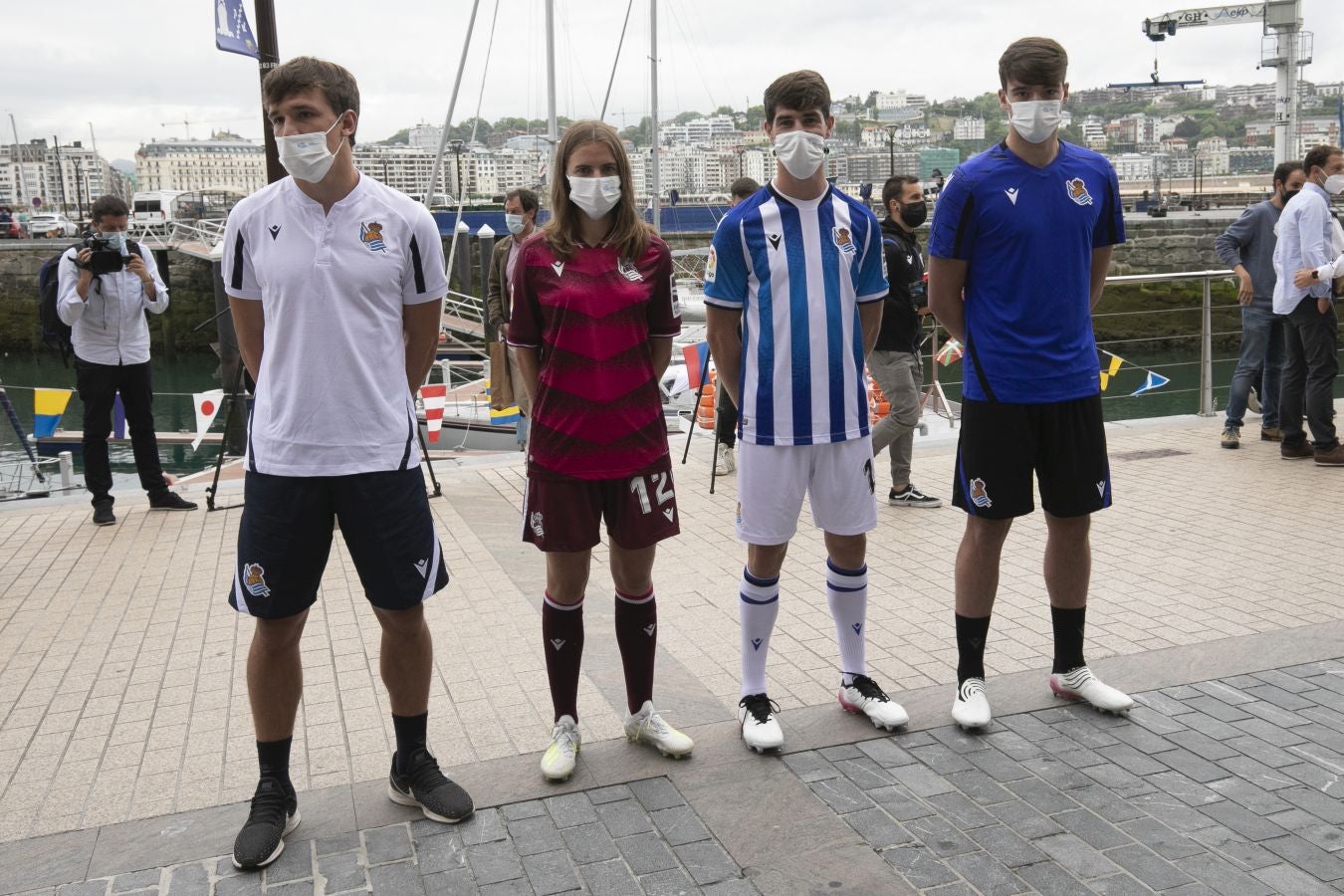 La primera equipación vuelve a contar con sus clásicas franjas blanquiazules, mientras que la segunda es más rompedora de color berenjena.